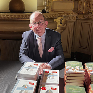 Denis Scheck unterschreibt seine Bücher im Casino Baden-Baden
